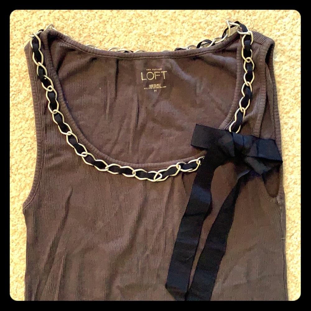 Ribbed tank with chain & ribbon “necklace”